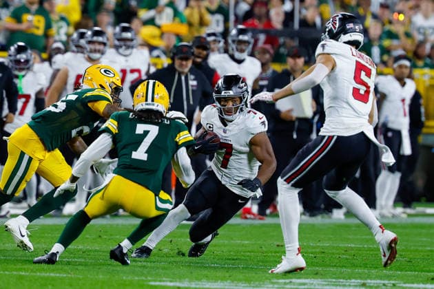 September 24, 2026: Atlanta Falcons running back Bijan Robinson (7) running the ball during the NFL, American Football Herren, USA football game between the Atlanta Flacons and the Green Bay Packers at Lambeau Field in Green Bay, Wisconsin. CSM NFL 2026: Falcons Vs Packers SEP 24  - ZUMAc04_ 20260924_zma_c04_026 Copyright: xDarrenxLeex