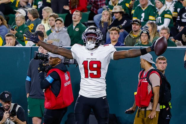 NFL, American Football Herren, USA 2026: Falcons Vs Packers SEP 24 September 24, 2026: Atlanta Falcons wide receiver Chris Blair (19) makes a catch to convert on the 2-point conversion during the NFL football game between the Atlanta Flacons and the Green Bay Packers at Lambeau Field in Green Bay, Wisconsin. Darren Lee CSM (Credit Image: Â Darren Lee Cal Media) Green Bay Wisconsin United States of America EDITORIAL USE ONLY Copyright: xx ZUMA-20260924_zma_c04_036.jpg DarrenxLeex csmphotothree525588