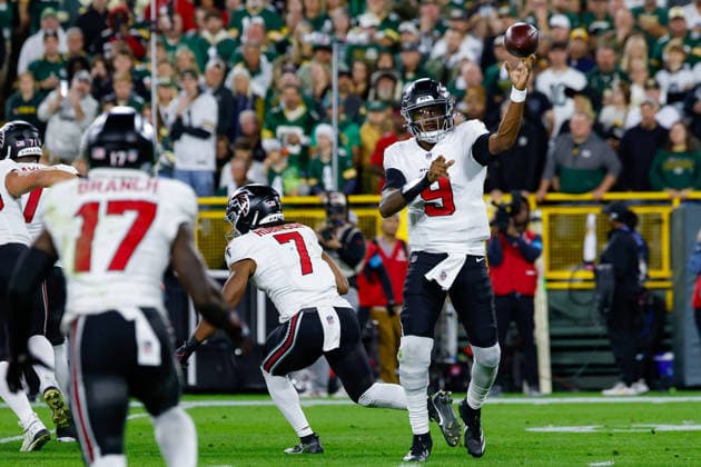 NFL, American Football Herren, USA 2026: Falcons Vs Packers SEP 24 September 24, 2026: Atlanta Falcons quarterback Michael Penix Jr. (9) passes the ball to wide receiver Zachariah Branch (17) during the NFL football game between the Atlanta Flacons and the Green Bay Packers at Lambeau Field in Green Bay, Wisconsin. Darren Lee CSM (Credit Image: Â Darren Lee Cal Media) Green Bay Wisconsin United States of America EDITORIAL USE ONLY Copyright: xx ZUMA-20260924_zma_c04_051.jpg DarrenxLeex csmphotothree525646