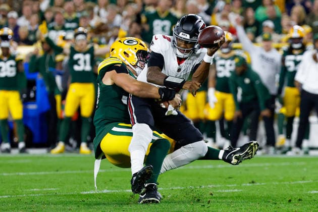 NFL, American Football Herren, USA 2026: Falcons Vs Packers SEP 24 September 24, 2026: Green Bay Packers defensive end Lukas van Ness (90) sacks Atlanta Falcons quarterback Michael Penix Jr. (9) as he intentionally grounds the ball during the NFL football game between the Atlanta Flacons and the Green Bay Packers at Lambeau Field in Green Bay, Wisconsin. Darren Lee CSM (Credit Image: Â Darren Lee Cal Media) Green Bay Wisconsin United States of America EDITORIAL USE ONLY Copyright: xx ZUMA-20260924_zma_c04_049.jpg DarrenxLeex csmphotothree525648