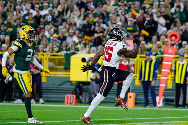 NFL, American Football Herren, USA 2026: Falcons Vs Packers SEP 24 September 24, 2026: Atlanta Falcons running back Brian Robinson Jr. (15) scores on a 7 yard touchdown run during the NFL football game between the Atlanta Flacons and the Green Bay Packers at Lambeau Field in Green Bay, Wisconsin. Darren Lee CSM (Credit Image: Â Darren Lee Cal Media) Green Bay Wisconsin United States of America EDITORIAL USE ONLY Copyright: xx ZUMA-20260924_zma_c04_060.jpg DarrenxLeex csmphotothree525637