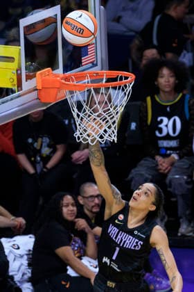 September 24, 2026, Los Angeles, California, USA: Gabby Williams 1 of the Golden State Valkyries lays the ball in during their regular season WNBA, Basketball Damen, USA game against the Los Angeles Sparks on Thursday September 24, 2026 at Crypto.com Arena in Los Angeles, California. Sparks lose to Valkyries, 75-76. ARIANA RUIZ PI Los Angeles USA - ZUMAp124 20260924_zaa_p124_051 Copyright: xArianaxRuizx