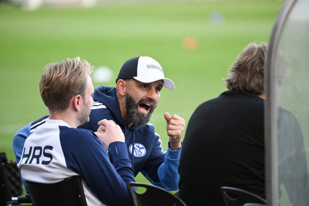 Trainer Miron Muslic (FC Schalke 04), rechts Youri Mulder (Direktor Profifussball FC Schalke 04) 24.09.2026, Fussball Saison 2026 2027, Testspiel, Rot-Weiß Oberhausen - FC Schalke 04 2:5 Oberhausen Niederrheinstadion Nordrhein Westfalen Deutschland