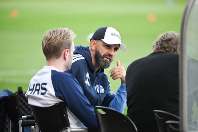 Trainer Miron Muslic (FC Schalke 04), rechts Youri Mulder (Direktor Profifussball FC Schalke 04) 24.09.2026, Fussball Saison 2026 2027, Testspiel, Rot-Weiß Oberhausen - FC Schalke 04 2:5 Oberhausen Niederrheinstadion Nordrhein Westfalen Deutschland
