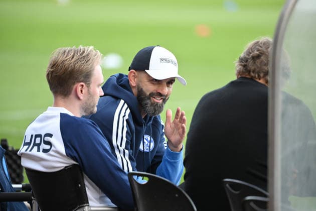 Trainer Miron Muslic (FC Schalke 04), rechts Youri Mulder (Direktor Profifussball FC Schalke 04) 24.09.2026, Fussball Saison 2026 2027, Testspiel, Rot-Weiß Oberhausen - FC Schalke 04 2:5 Oberhausen Niederrheinstadion Nordrhein Westfalen Deutschland