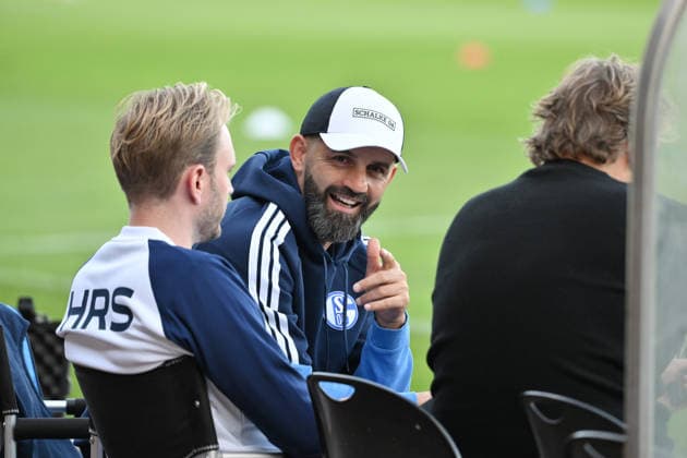 Trainer Miron Muslic (FC Schalke 04), rechts Youri Mulder (Direktor Profifussball FC Schalke 04) 24.09.2026, Fussball Saison 2026 2027, Testspiel, Rot-Weiß Oberhausen - FC Schalke 04 2:5 Oberhausen Niederrheinstadion Nordrhein Westfalen Deutschland