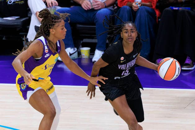September 24, 2026, Los Angeles, California, USA: Tiffany Hayes 15 of the Golden State Valkyries passes the ball as Monique Akoa Makani 1 of the Los Angeles Sparks defends during their regular season WNBA, Basketball Damen, USA game on Thursday September 24, 2026 at Crypto.com Arena in Los Angeles, California. Sparks lose to Valkyries, 75-76. ARIANA RUIZ PI Los Angeles USA - ZUMAp124 20260924_zaa_p124_071 Copyright: xArianaxRuizx