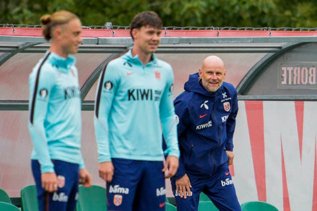 Training with Norway s men s national soccer team, Oslo, Lillestrom, September 25, 2026: Norway s Thelonious Aasgaard, Jorgen Strand Larsen, and national team head coach Stale Solbakken during a training session with Norway s men s national soccer team following the Nations League match against Denmark. Photo by Stian Lysberg Solum, NTB. Oslo, Lillestrøm. EDITORIAL USE ONLY. RESTRICTED USE FOR BETTING COMPANIES.  Copyright: xStianxLysbergxSolumx xNTBx