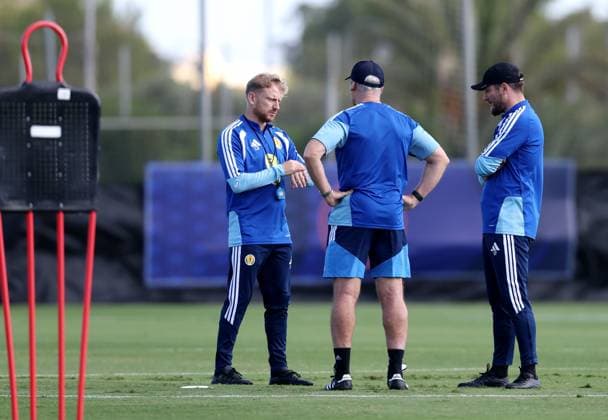 Sebatsien Pocognoli, manager of Scotland (R), speaks with his staff during a morning training session. Scotland Team Training, International Football, La Manga Club, Murcia, Spain - 25 Sep 2026 La Manga Club Murcia Spain  Copyright: xSergioxLopez Shutterstockx 17167501a