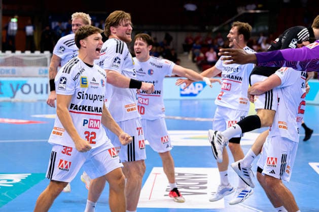 Stuttgart: HBL - 26 27 - DHB-Pokal - TVB Stuttgart - HC Erlangen Maxsim Lochman (HC Erlangen) Schlussjubel Schlußjubel Emotion Freude Stuttgart Scharrena Baden-Württemberg Deutschland