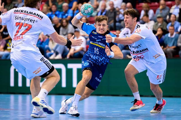 Stuttgart: HBL - 26 27 - DHB-Pokal - TVB Stuttgart - HC Erlangen v. li. im Zweikampf Simone Mengon (Stuttgart) und Florian Scheerer (HC Erlangen) Stuttgart Scharrena Baden-Württemberg Deutschland