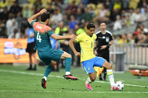 SOCCER AUSTRALIA BRAZIL, Douglas Santos of Brazil passes the ball during the Queensland Football Series International Friendly, Länderspiel, Nationalmannschaft match between the Socceroos and Brazil at Queensland Country Bank Stadium in Townsville, Friday, September 25, 2026. ( NO ARCHIVING, EDITORIAL USE ONLY TOWNSVILLE QUEENSLAND Australia  Copyright: xMATTxTAYLORx 20260925127947750650