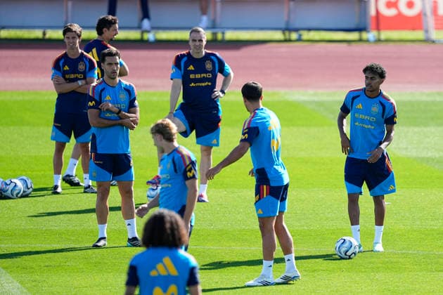 September 25, 2026, Las Rozas, Madrid, Spain: Mikel Merino and Lamine Yamal during the training session of Spain Team ahead their UEFA Nations League matches at Ciudad del Futbol on September 25, 2026, in Las Rozas, Madrid, Spain. Las Rozas Spain - ZUMAa181 20260925_zaa_a181_003 Copyright: xOscarxJ.xBarrosox
