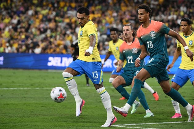 SOCCER AUSTRALIA BRAZIL, Matheuzinho of Brazil controls the ball during the Queensland Football Series International Friendly, Länderspiel, Nationalmannschaft match between the Socceroos and Brazil at Queensland Country Bank Stadium in Townsville, Friday, September 25, 2026. ( NO ARCHIVING, EDITORIAL USE ONLY TOWNSVILLE QUEENSLAND Australia  Copyright: xJONOxSEARLEx 20260925126292300077