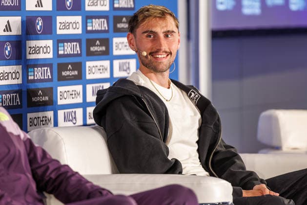 Leichtathletik: Pressekonferenz, Berlin Marathon 2026 am 25.09.2026. Aaron Bienenfeld (Deutschland) spricht zu den Anwesenden. Pressekonferenz Berlin Marathon 2026