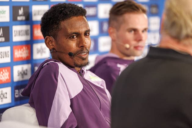 Leichtathletik: Pressekonferenz, Berlin Marathon 2026 am 25.09.2026. Haftom Welday (Deutschland) spricht zu den Anwesenden. Pressekonferenz Berlin Marathon 2026
