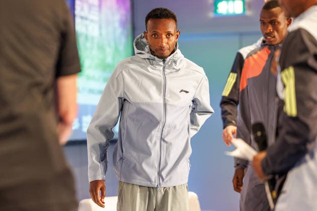 Leichtathletik: Pressekonferenz, Berlin Marathon 2026 am 25.09.2026. Selemon Barega (Äthiopien) betritt die Bühne. Pressekonferenz Berlin Marathon 2026
