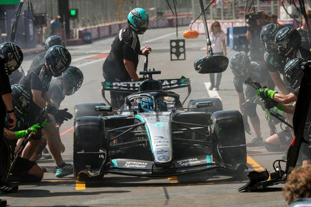 F1 - AZERBAIJAIN GRAND PRIX 2026 63 RUSSELL George (gbr), Mercedes AMG F1 Team W17, action mechanic, mecanicien, mechanics during the 2026 Formula 1 Azerbaijan Grand Prix, 15th round of the 2026 Formula One World Championship, WM, Weltmeisterschaft from September 24 to 26, 2026 on the Baku City Circuit, in Baku, Azerbaijan - BakuAzerbaijan Copyright: xXavixBonillax