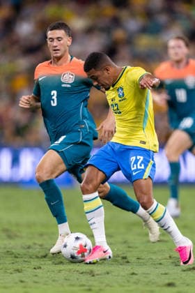 TOWNSVILLE, AUSTRALIA - SEPTEMBER 25: Samuel Lino of Brazil passes the ball during the International Friendly, Länderspiel, Nationalmannschaft football match between Australia and Brazil at Queensland Country Bank Stadium on September 25, 2026 in Townsville, Australia. (Photo by Ricardo Nogueira Sports Press Photo) Copyright: xRicardoxNogueira SportsxPressxPhotox Sportspressphoto_SPR239145