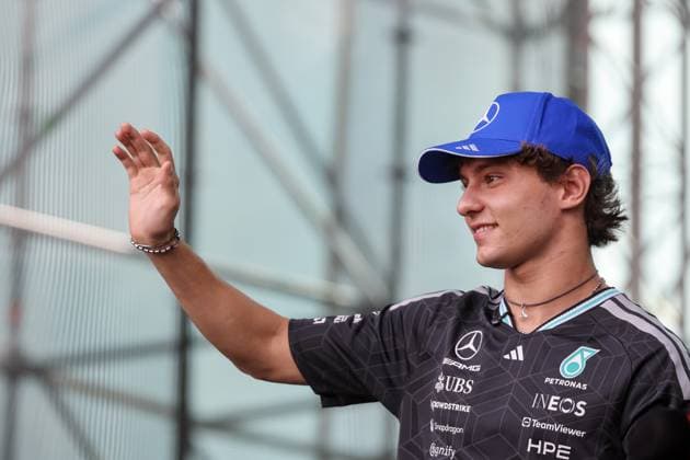 25.09.2026. Azerbaijan. Baku. Mercedes -AMG PETRONAS Formula One Team driver Kimi Antonelli at a meeting with fans at the Formula 1 Azerbaijan Grand Prix in Baku. Alexey Belkin NEWS.ru BelkinxAlexey