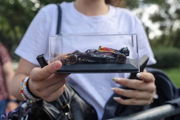25.09.2026. Azerbaijan. Baku. A model of a car in the hands of a spectator at the Formula 1 Azerbaijan Grand Prix in Baku. Alexey Belkin NEWS.ru BelkinxAlexey