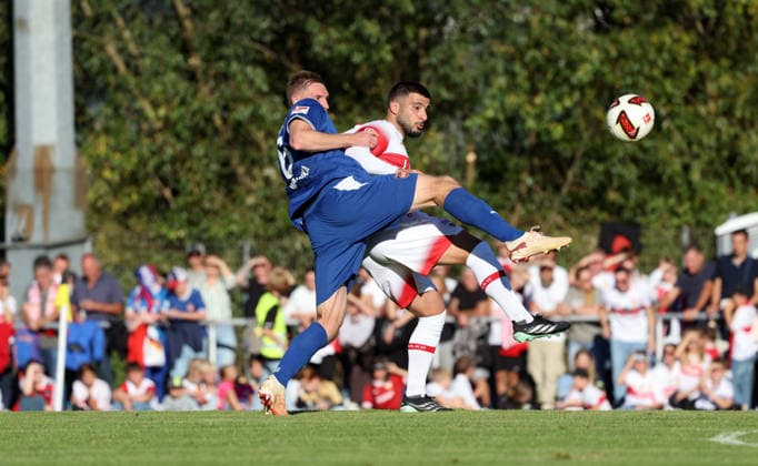 25.09.26 VfB Stuttgart - 1. FC Heidenheim Deutschland, Weinstadt, 25.09.2026, Fussball, Bundesliga, Saison 2026 2027, Testspiel, VfB Stuttgart - 1. FC Heidenheim: v.l. Patrick Mainka (1. FC Heidenheim), Deniz Undav (VfB Stuttgart).