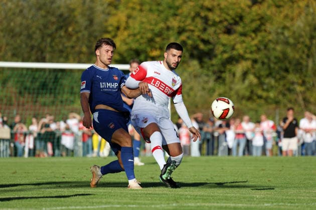 25.09.26 VfB Stuttgart - 1. FC Heidenheim Deutschland, Weinstadt, 25.09.2026, Fussball, Bundesliga, Saison 2026 2027, Testspiel, VfB Stuttgart - 1. FC Heidenheim: v.l. Luca Kerber (1. FC Heidenheim), Deniz Undav (VfB Stuttgart).