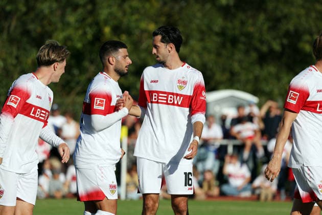 25.09.26 VfB Stuttgart - 1. FC Heidenheim Deutschland, Weinstadt, 25.09.2026, Fussball, Bundesliga, Saison 2026 2027, Testspiel, VfB Stuttgart - 1. FC Heidenheim: v.l. Deniz Undav, Atakan Karazor (beide VfB Stuttgart); Jubel Tor 1:0 Karazor.
