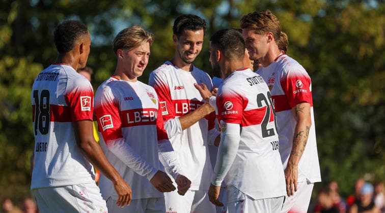 2026.09.25, Deutschland, Weinstadt Fußball VfB Stuttgart vs. 1. FC Heidenheim, Torschütze Atakan Karazor (VfB, Mitte) jubelt über sein Tor zum 1:0, v.l. Jamie Leweling, Angelo Stiller, Torschütze Atakan Karazor, Deniz Undav, Ramon Hendriks