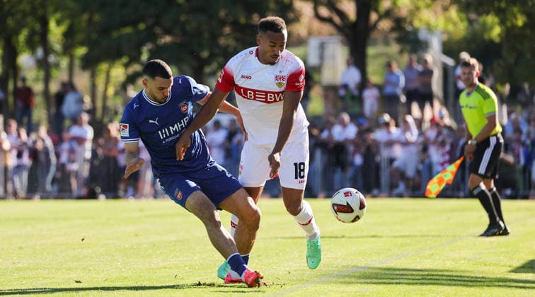 2026.09.25, Deutschland, Weinstadt Fußball VfB Stuttgart vs. 1. FC Heidenheim, v.l. Oualid Mhamdi (Heidenheim), Jamie Leweling (VfB)