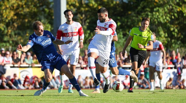 2026.09.25, Deutschland, Weinstadt Fußball VfB Stuttgart vs. 1. FC Heidenheim, v.l. Tim Siersleben (Heidenheim), Atakan Karazor (VfB) Deniz Undav (VfB)