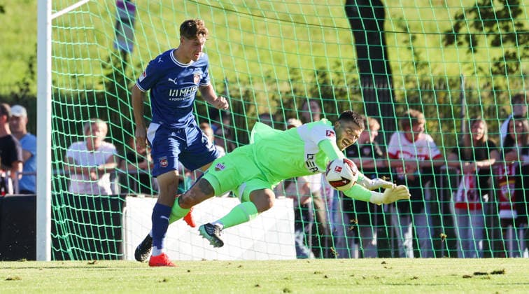 2026.09.25, Deutschland, Weinstadt Fußball VfB Stuttgart vs. 1. FC Heidenheim, v.l. Yannik Wagner (Heidenheim), Fabian Bredlow (VfB)