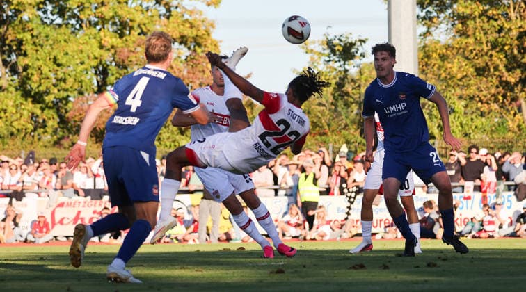 2026.09.25, Deutschland, Weinstadt Fußball VfB Stuttgart vs. 1. FC Heidenheim, Torschütze Lorenz Assignon (VfB, Mitte) schießt per Fallrückzieher das Tor zum 2:0