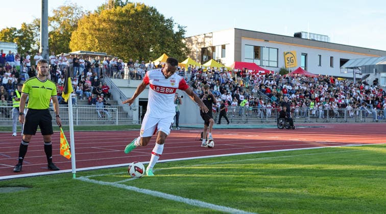 2026.09.25, Deutschland, Weinstadt Fußball VfB Stuttgart vs. 1. FC Heidenheim, Jamie Leweling (VfB) beim Eckball