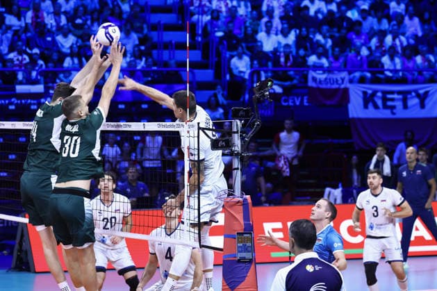 IPA88962639 - Attack by 19 Rok Mozi? (Slovenia) during the semifinal of the CEV Enel EuroVolley 2026 match between Poland and Slovenia at the Unipol Forum in Milan, Italy, on September 25, 2026, during EuroVolley 2026 - Semifinal - Slovenia vs. Poland, CEV EuroVolley Men s match in Assago (MI), Italy, September 25, 2026  Copyright: xValerioxOrigo IPAxSportx xx IPA88962639