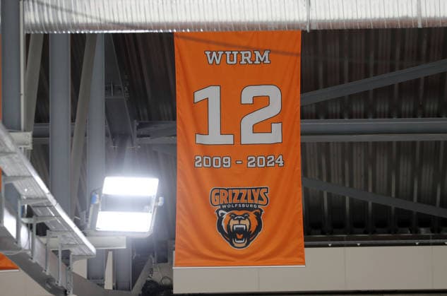 Eishockey, DEL, Penny DEL, Herren, Maenner, Saison 2026 2027 Grizzlys Wolfsburg gegen Schwenninger Wild Wings Hall of Fame in der Eisarena Trikot Armin Wurm