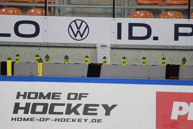 Symbolfoto Trinkflaschen und Taktiktafel Eishockey, DEL, Penny DEL, Herren, Maenner, Saison 2026 2027 Grizzlys Wolfsburg gegen Schwenninger Wild Wings