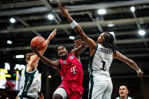 John Michael Wright (Telekom Baskets Bonn) im Zweikampf mit Marco Hollersbacher (Gladiators Trier) und Austin Crowley (Gladiators Trier), Aktion Action Vet Concept Gladiators Trier vs Telekom Baskets Bonn, Basketball, easyCredit BBL, 2. Spieltag, Saison 2026 2027, 25.09.2026 Vet Concept Gladiators Trier vs Telekom Baskets Bonn, Basketball, easyCredit BBL, 2. Spieltag, Saison 2026 2027, 25.09.2026 Copyright: xEibnerxPressefotox EP_ANS