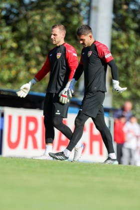 Marius Funk (VfB Stuttgart, 33) und Fabian Bredlow (VfB Stuttgart, 1) beim aufwärmen GER, VfB Stuttgart vs. 1. FC Heidenheim 1846, Fussball, Freundschaftsspiel, Spielzeit 2026 2027, 25.09.2026 GER, VfB Stuttgart vs. 1. FC Heidenheim 1846, Fussball, Freundschaftsspiel, Spielzeit 2026 2027, 25.09.2026 Beutelsbach Copyright: xEibner-Pressefoto SoerenxHerwegx EP_SHG