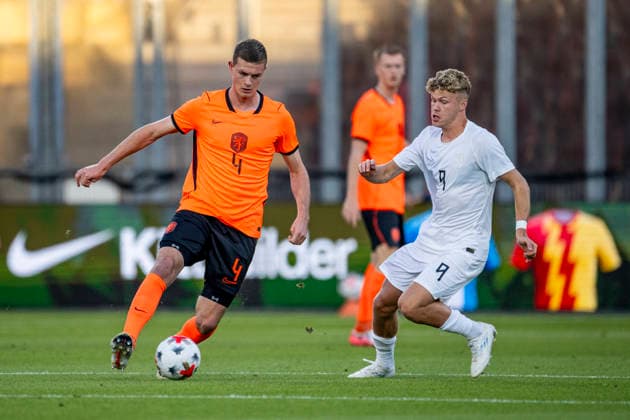 DEVENTER - (l-r) Nederland defender Dies Janse and Noorwegen forward Sindre Walle Egeli during the UEFA European Championship, EM, Europameisterschaft qualifying match between Jong Nederland and Jong Noorwegen at De Adelaarshorst on 25 September 2026 in Deventer, Nederland. (Photo by DeFodi Images) -