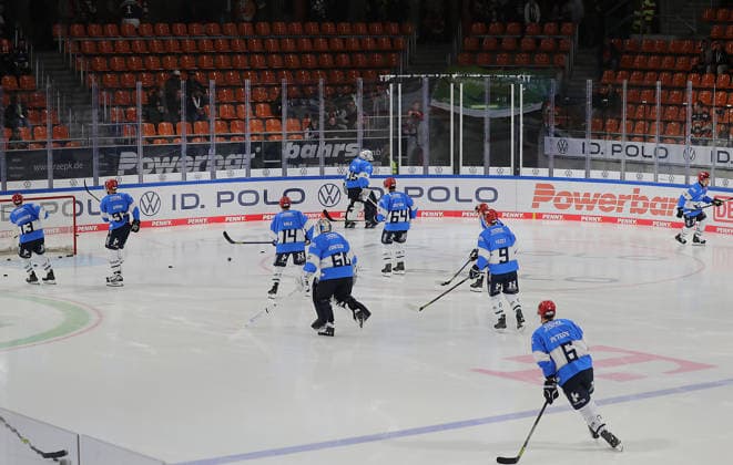 Beginn des Warm ups, hier die Schwenninger Eishockey, DEL, Penny DEL, Herren, Maenner, Saison 2026 2027 Grizzlys Wolfsburg gegen Schwenninger Wild Wings
