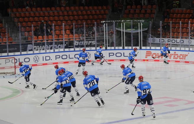 Beginn des Warm ups, hier die Schwenninger Eishockey, DEL, Penny DEL, Herren, Maenner, Saison 2026 2027 Grizzlys Wolfsburg gegen Schwenninger Wild Wings