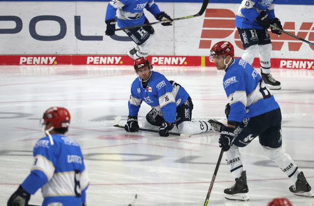 Warm up William Weber (Schwenninger Wild Wings) Eishockey, DEL, Penny DEL, Herren, Maenner, Saison 2026 2027 Grizzlys Wolfsburg gegen Schwenninger Wild Wings
