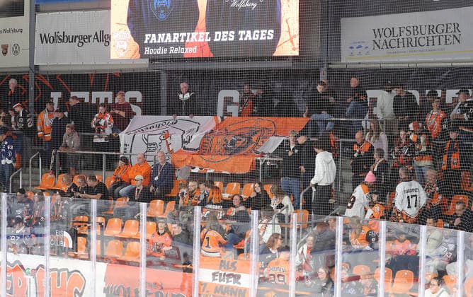 Wolfsburger Fans Eishockey, DEL, Penny DEL, Herren, Maenner, Saison 2026 2027 Grizzlys Wolfsburg gegen Schwenninger Wild Wings