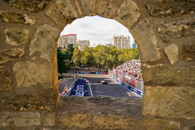 FORMULA 1 AZERBAIJAN GRAND PRIX 2026 Charles Leclerc (MON) 16 Ferrari qualifying during the Formula 1 Qatar Airways Azerbaijan Grand Prix 2026, Round 15 of the 2026 Formula 1 World Championship, WM, Weltmeisterschaft from 24th - 26th September 2026 at the Baku City Circuit, Baku, Azerbaijan. Credit: Robbie Hoad Every Second Media Editorial use only. All images are copyright Every Second Media Limited. No images may be reproduced without prior permission. Copyright: xIMAGO EveryxSecondxMediax ESM-2183-0339 RobbiexHoadx xEveryxSecondxMediax