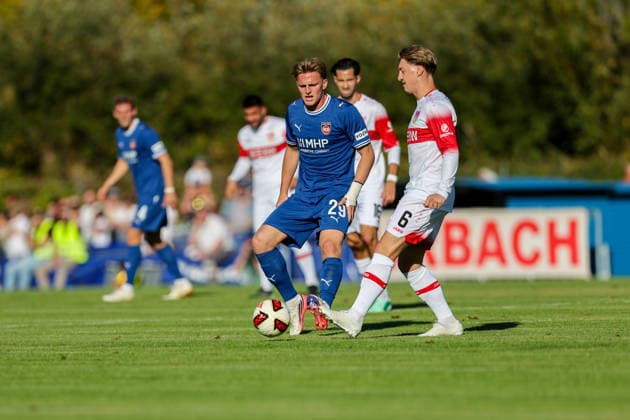 Mikkel Kaufmann (1. FC Heidenheim 1846 e. V., 29) im Duell mit Angelo Stiller (VfB Stuttgart, 6) GER, VfB Stuttgart vs. 1. FC Heidenheim 1846, Fussball, Freundschaftsspiel, Spielzeit 2026 2027, 25.09.2026 GER, VfB Stuttgart vs. 1. FC Heidenheim 1846, Fussball, Freundschaftsspiel, Spielzeit 2026 2027, 25.09.2026 Beutelsbach Copyright: xEibner-Pressefoto SoerenxHerwegx EP_SHG
