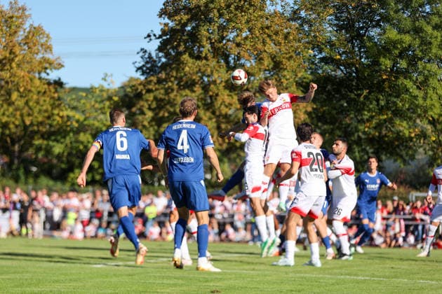 Kopfball-Chance für den FC Heidenheim GER, VfB Stuttgart vs. 1. FC Heidenheim 1846, Fussball, Freundschaftsspiel, Spielzeit 2026 2027, 25.09.2026 GER, VfB Stuttgart vs. 1. FC Heidenheim 1846, Fussball, Freundschaftsspiel, Spielzeit 2026 2027, 25.09.2026 Beutelsbach Copyright: xEibner-Pressefoto SoerenxHerwegx EP_SHG