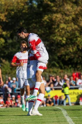 Der Jubel ist groß nach dem 1:0 durch Atakan Karazor (VfB Stuttgart, 16) GER, VfB Stuttgart vs. 1. FC Heidenheim 1846, Fussball, Freundschaftsspiel, Spielzeit 2026 2027, 25.09.2026 GER, VfB Stuttgart vs. 1. FC Heidenheim 1846, Fussball, Freundschaftsspiel, Spielzeit 2026 2027, 25.09.2026 Beutelsbach Copyright: xEibner-Pressefoto SoerenxHerwegx EP_SHG