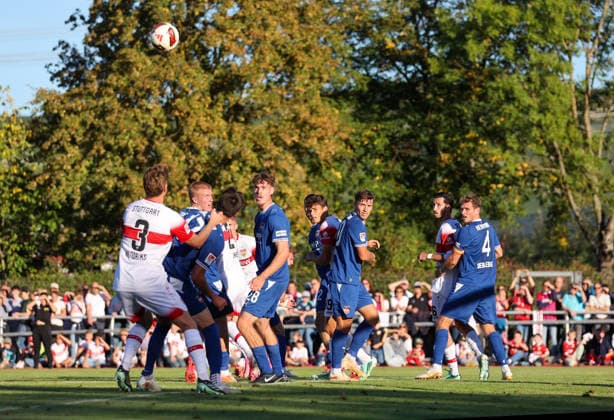 Ramon Hendriks (VfB Stuttgart, 3) verteidigt einen Kopfball GER, VfB Stuttgart vs. 1. FC Heidenheim 1846, Fussball, Freundschaftsspiel, Spielzeit 2026 2027, 25.09.2026 GER, VfB Stuttgart vs. 1. FC Heidenheim 1846, Fussball, Freundschaftsspiel, Spielzeit 2026 2027, 25.09.2026 Beutelsbach Copyright: xEibner-Pressefoto SoerenxHerwegx EP_SHG
