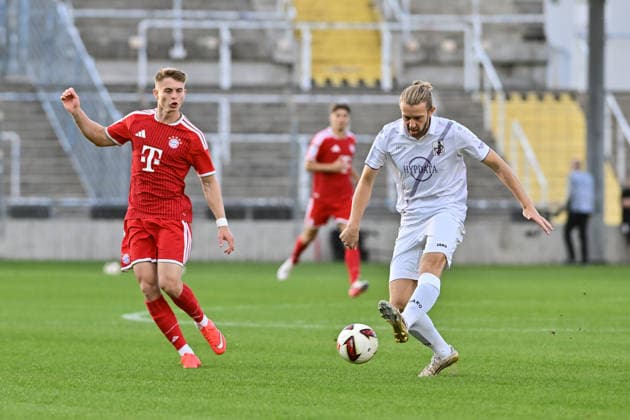 Regionalliga Bayern; FC Bayern München II - TSV Schwaben Augsburg; 25.09.2026 MUNICH, GERMANY; 25. SEPTEMBER: im Duell Anton HEINZ (FC Bayern München II 10) und Rasmus FACKLER-STAMM (TSV Schwaben Augsburg 11) während dem Match der Regionalliga Bayern zwischen den Amateuren des FC Bayern und dem TSV Schwaben Augsburg am 11. Spieltag im Grünwalder Stadion Copyright: xBEAUTIFULxSPORTS Goldbergx